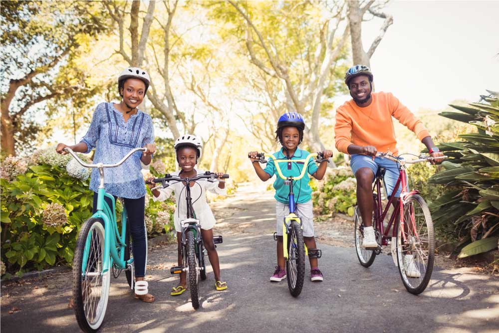 gia đình cùng Đạp xe ngoài trời 